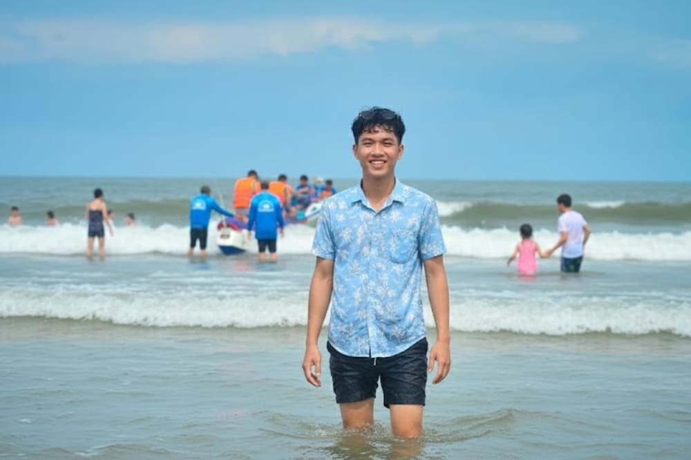 Tắm biển và vui chơi trên bãi cát .